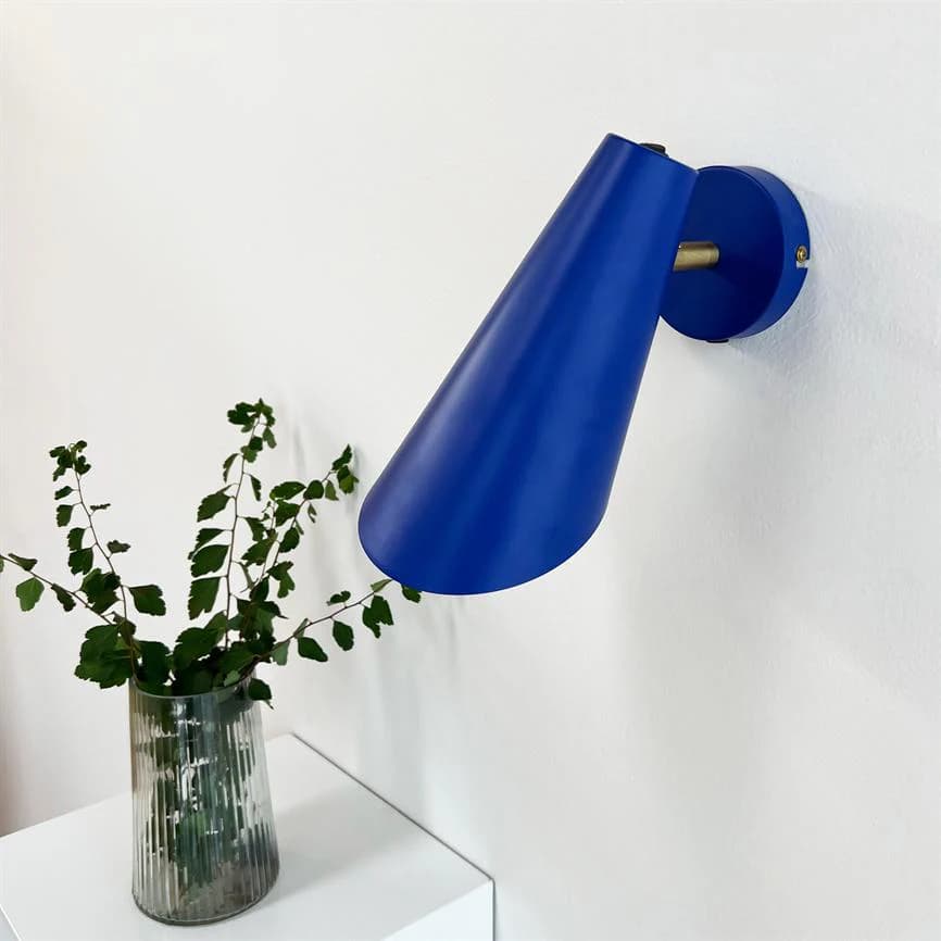 Dyberg Larsen Wandleuchte an einer hellen Wand